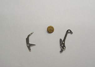 オメガ シーマスタープロフェッショナルクロノ 交換した部品。左からクラッチレバー、切替車、リセットハンマー