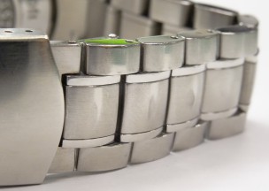 オメガ スピードマスタートリプルカレンダー 修理前のブレスレット。　ヘアラインがだいぶアレ