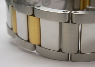 カルティエ カリブル　ドゥ　カルティエ 修理前・ブレスレット。ヘアラインと鏡面堺くらいに汚れ。ヘアラインにうっすら使用傷があります。