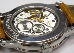 ブランパン ニュークラシック 修理前の裏側。鉄粉がとびかっています