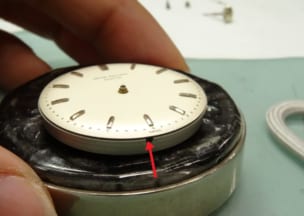パテック・フィリップ カラトラバ 赤矢印のトコにネジが隠れてます