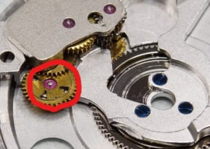 フランク ミュラー トノウカーベックス　ゴシック・アロンジェ　ノアール 自動巻き機構裏側、赤丸部分に摩耗カス