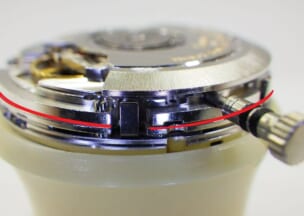 カルティエ パシャCクロノグラフ 赤線部分がベースムーブメントとモジュールの境目です