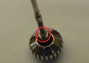 ブライトリング スーパーオーシャンヘリテージクロノグラフ 赤丸で囲った位置に六角形の溝があります