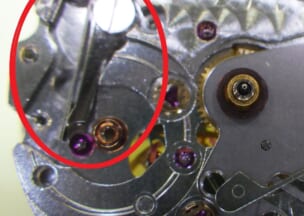 ロレックス オイスター パーペチュアルデイトジャスト 赤丸で囲った部分のレバーは常に画像右側に押し付けられています。
