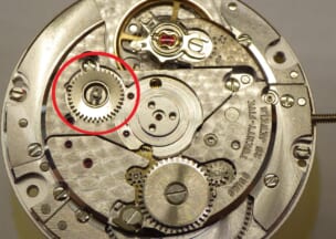 シャネル J12 ローターを外したところです。赤丸で囲ったパーツは巻き上げ中間車です