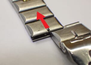 カルティエ サントス ボタンを矢印方向に押すと駒をスライドして外すことができます。