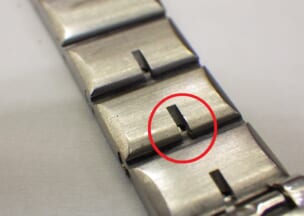 カルティエ サントス 特徴的なブレスレットの裏側です。赤丸部分にはボタンがついています。
