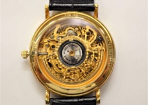 グッチ スケルトン シースルーバックからも美しいムーブメントを見ることができます