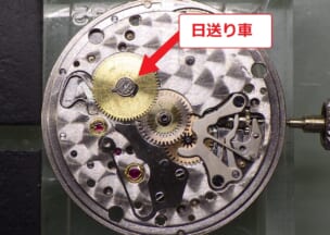 ロレックス オイスター パーペチュアルデイト 日送り車のネジポストの高さがズレていました。