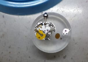 カルティエ タンク フランセーズ 輪列部分を分解したところ