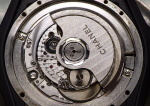 シャネル J12 42マットブラックセラミック 搭載しているムーブメントはCal.A10-2です