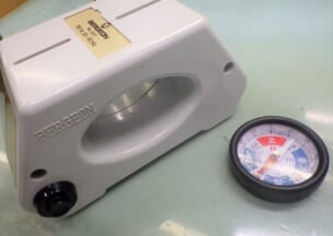 エベラール トラベルセトロビトレ 左が脱磁器で右が方位磁石です