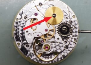 チューダー ヘリテージレンジャー 矢印で示しているパーツが角穴ネジです。