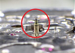 オメガ シーマスタープロフェッショナル 文字盤側から4番車の軸を見たところです。軸に緑の汚れが付いているのがわかりますでしょうか。