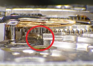 オメガ シーマスタープロフェッショナル 脱進機を外して横から輪列を見たところです。こちらからも4番車の汚れが見えました。