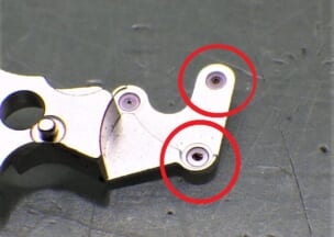 オメガ シーマスタープロフェッショナル 輪列受け側も汚れがひどかったです。