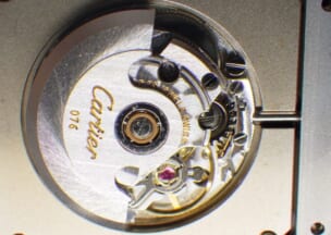 カルティエ  サントス100 搭載しているムーブメントはETA Cal.2671ベースのCal.076です。