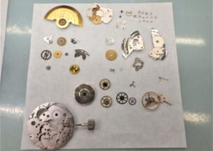 ポルシェデザイン BYエテルナ チタンダイバー 一部写っていませんがパーツを並べてみました。パーツ点数も少なくシンプルな作りをしています。