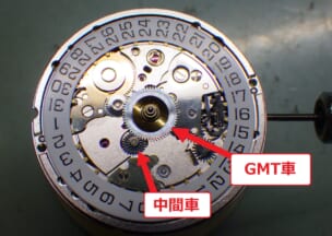 ジラールペルゴ トラベラー7000 歯車を2つ追加することでGMT機能を追加しています。