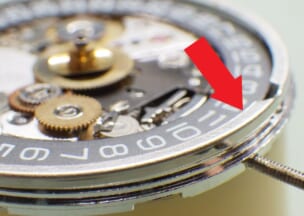 ジン 856.S.SG 赤矢印のパーツで文字盤の位置を上げています。
