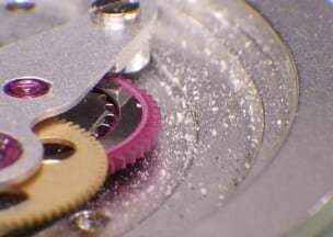 ロレックス オイスター パーペチュアル ミルガウス ムーブメント全体に汚れが散乱していました。
