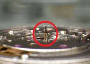ジン 603.EZM3 文字盤側を外して中央の4番車を見たところです。真黒な汚れが出ていました。