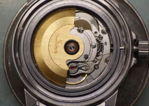 ジン 603.EZM3 搭載しているムーブメントはETA Cal.2824-2です。
