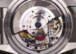ロレックス オイスター パーペチュアルGMTマスターⅡ 搭載しているムーブメントはCal.3185です。