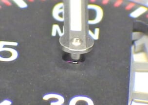 ウブロ ビッグバンウニコ チタニウム 針の取り付け位置に対して文字盤が少し左にズレています。