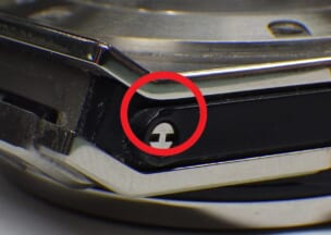 ウブロ ビッグバンウニコ チタニウム 黒い樹脂パーツの赤丸の位置に凹みがあります。