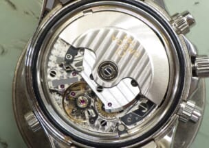 オメガ シーマスタークロノグラフ 搭載しているムーブメントはETA Cal.7750をベースにしたCal.1164Bです。