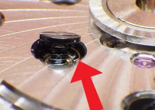 オメガ デ・ヴィル アワービジョン ネジを緩めたところです。矢印で指した部分に見える金色の線はドライバー跡です。