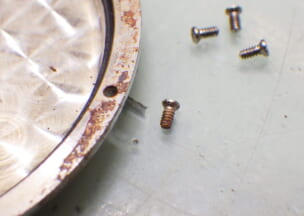 IWC ポートフィノオートマチック 取り外してみると一本はネジ部分が赤茶色に錆びていました。