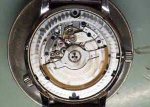 ジャガー・ルクルト マスタージオグラフィーク 搭載しているムーブメントはCal.929/3です。ローターに1000HOURSとテストに合格した証明が入れられています。