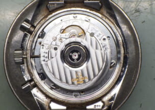 オメガ スピードマスターレーシング 搭載しているムーブメントはCal.3220です。