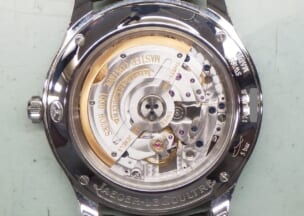 ジャガー・ルクルト マスターコントロール 裏蓋ガラスからは搭載しているCal.899を見ることができます。