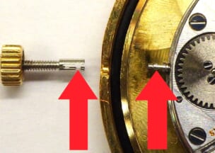 パテック フィリップ カラトラバ ムーブメントを取出して巻真の状態を確認しました。 矢印で指した箇所にジョイントがあります。