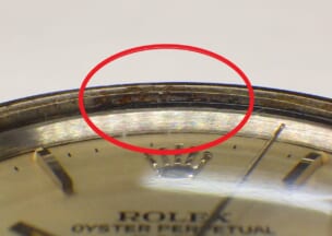 ロレックス オイスターパーペチュアルデイト 本体を斜めから見るとベゼル内側とプラスチック風防との隙間の赤丸で囲った箇所に錆がありました。