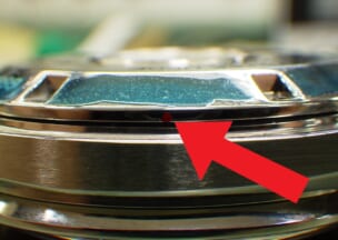 オメガ スピードマスター プロフェッショナル 傷防止の青いコーティングは修理会社によっては外装仕上げの後に塗布されます。赤い塗料は開封すると割れてしまいます。