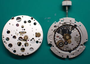 シャネル J12クロノグラフ スーパーレッジェーラ 左はモジュールの裏蓋側、右がベースムーブメントの文字盤側でそれぞれの面が重なります。