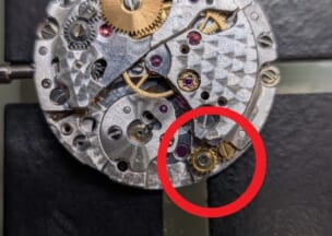 ロレックス オイスターパーペチュアルデイトジャスト マイナスネジがある歯車とそれに噛み合うギザギザの歯車（便宜上、以下「アジャスト駒」と呼びます）によって上下の調整が可能となっています