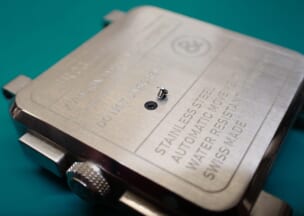ベル＆ロス BR03-94B-R 42.0 裏側にもネジが有り、リューズを外す為の穴になっている。