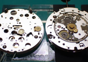 ベル＆ロス BR03-94B-R 42.0 モジュール（クロノグラフ）とベースムーブメント。